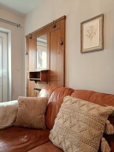 a brown leather couch in a living room at Charming Terrace Home in Whitchurch in Whitchurch