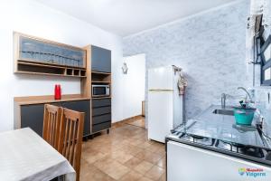 Η κουζίνα ή μικρή κουζίνα στο Casa Incrível com Piscina – Conforto e Lazer - KS01I