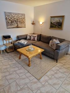 uma sala de estar com um sofá e uma mesa de centro em Alpenliebe Lofer - Bergblick & Pool em Sankt Martin bei Lofer