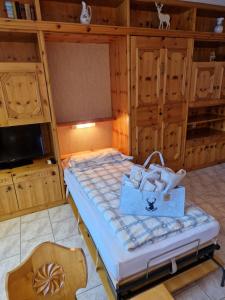 um quarto com uma cama com um saco em Alpenliebe Lofer - Bergblick & Pool em Sankt Martin bei Lofer