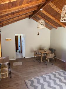 a living room with a table and chairs at Casa a metros del lago Gutiérrez in San Carlos de Bariloche