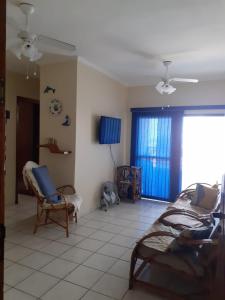 ein Wohnzimmer mit 2 Betten und einem Fenster in der Unterkunft Apartamento familiar na Guilhermina in Praia Grande