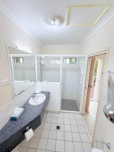 Koupelna v ubytování Emu Park Beach Resort