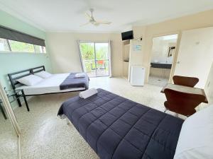 Postel nebo postele na pokoji v ubytování Emu Park Beach Resort + 37 fotografií