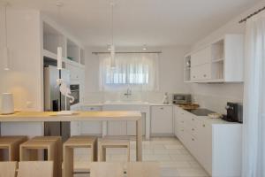 Кухня или мини-кухня в Anemone Villas hotel
