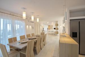 Телевизор и/или развлекательный центр в Anemone Villas hotel