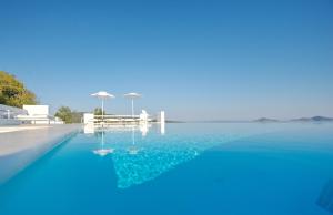 Бассейн в Anemone Villas hotel или поблизости