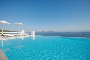 Бассейн в Anemone Villas hotel или поблизости