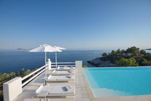 Бассейн в Anemone Villas hotel или поблизости