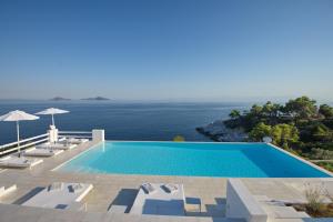 Бассейн в Anemone Villas hotel или поблизости