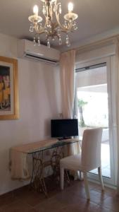 Televízia a/alebo spoločenská miestnosť v ubytovaní NN Luxury Room near Athens Airport