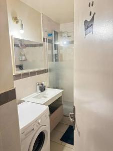 Koupelna v ubytování Appartement familial à Sarcelles de 81 m², proche commodités