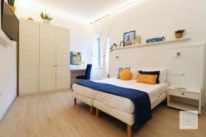 A bed or beds in a room at La Terrazza Family Holidays - Sorrento Coast
