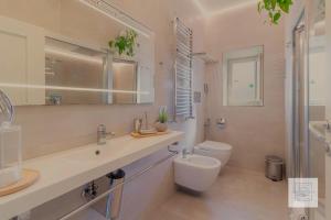 A bathroom at La Terrazza Family Holidays - Sorrento Coast