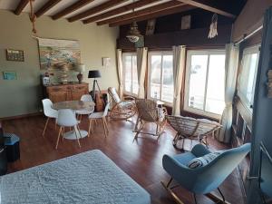 Μια τηλεόραση ή/και κέντρο ψυχαγωγίας στο Beach apartment - Ocean sunset full view