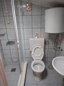Bilik mandi di Holiday home in Karbuni with sea view, balcony, air conditioning, WiFi 5095-2