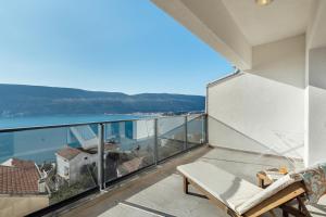 a balcony with a view of the ocean at Novi Hills Residence in Španjola