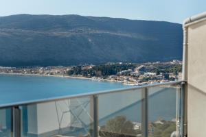a view of a body of water from a balcony at Novi Hills Residence in Španjola