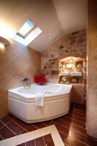 un bagno con una grande vasca in una stanza di Villa Alma Komiza Island Vis a Komiža