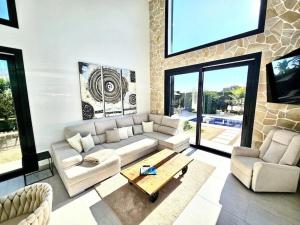 Posezení v ubytování Strandnahe Design Villa mit Pool 2 Schlafzimmer 180 qm