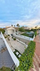 dom z ogrodem przed nim w obiekcie VILLA MARIE Estancia Premium en el MAR MENOR con Jacuzzi Climatizado w mieście Los Narejos