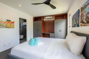 Letto o letti in una camera di Tropical Paradise at Jan Thiel with Private Pool