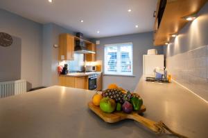 イプスウィッチにあるHolly Closeのキッチンのカウンターに盛られた果物皿