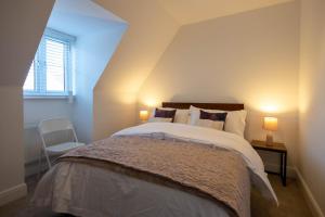 イプスウィッチにあるHolly Closeのベッドルーム1室(大型ベッド1台、ランプ2つ付)