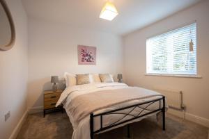 イプスウィッチにあるHolly Closeのベッドと窓のある白い寝室