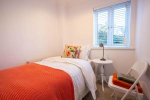 イプスウィッチにあるHolly Closeのベッドと椅子と窓のある寝室