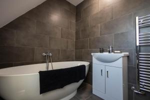 イプスウィッチにあるHolly Closeの白い浴槽と洗面台のあるバスルーム +12枚の写真