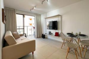 a living room with a couch and a table at Intermares Flat Novo e Amplo 4 Pessoas 300m Praia in Cabedelo