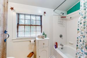 Un baño con bañera, inodoro y lavabo. en Great White Cape Escape, en Orleans 28 fotos más