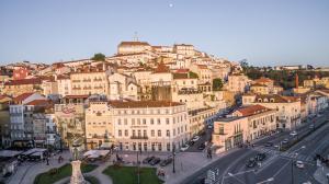 vistas a una ciudad con edificios en una colina en Coimbra Portagem Hostel, en Coímbra