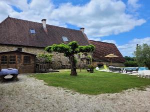 Κήπος έξω από το Gîte de France à Queyssac les vignes 3 épis - Gîte de France 6 personnes MAE-2031