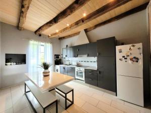 Η κουζίνα ή μικρή κουζίνα στο Gîte de France à Queyssac les vignes 3 épis - Gîte de France 6 personnes MAE-2031