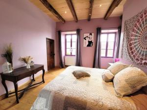 Ένα ή περισσότερα κρεβάτια σε δωμάτιο στο Gîte de France à Queyssac les vignes 3 épis - Gîte de France 6 personnes MAE-2031 +23 φωτογραφίες