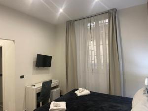 Televízia a/alebo spoločenská miestnosť v ubytovaní Doria Suites Napoli