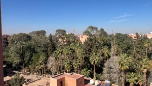 una casa in mezzo a una foresta di alberi di Appartement tout neuf à Gueliz Marrakech Plaza Zara a Marrakech