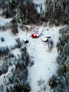 Przysiółek Flądrówka - Dom na odludziu z widokiem na Gorce i Tatry v zime