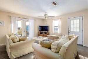 ein Wohnzimmer mit zwei Sofas und einem Fernseher in der Unterkunft You Are My Sunshine in Dauphin Island