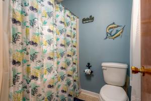 ein Badezimmer mit einem Duschvorhang und einem WC in der Unterkunft You Are My Sunshine in Dauphin Island + 24 Fotos