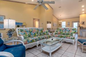 ein Wohnzimmer mit zwei Sofas und einem Tisch in der Unterkunft Blue Haven in Dauphin Island + 14 Fotos