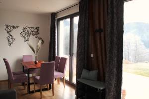 A seating area at Sonniges Apartment in Semriach mit eigenem Garten und Weitblick Még 10 kép