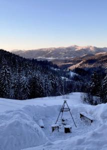 Przysiółek Flądrówka - Dom na odludziu z widokiem na Gorce i Tatry om vinteren