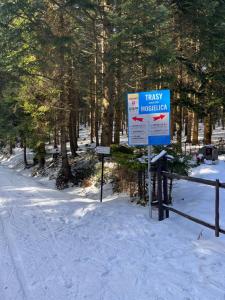 Przysiółek Flądrówka - Dom na odludziu z widokiem na Gorce i Tatry v zime