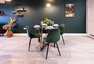 a dining room with a table and green chairs at Premium CITY Apartment in Hemel Hempstead +13 photos