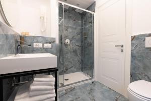 Koupelna v ubytování Hezio Guest House