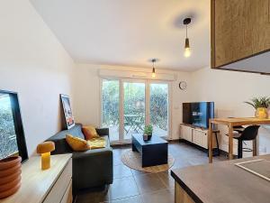 Μια τηλεόραση ή/και κέντρο ψυχαγωγίας στο Studio residence avec piscine