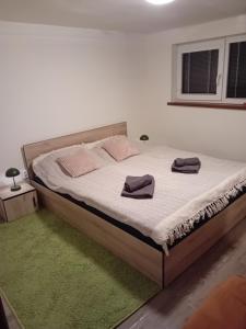 een slaapkamer met een bed met twee handdoeken erop bij Ubytování u třech čerešní in Hladké Životice